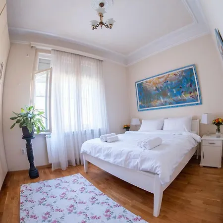 Crown With Garden View Apartment *