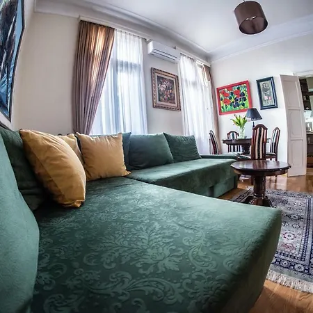 Crown With Garden View Apartment