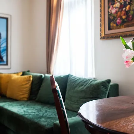 Crown With Garden View *