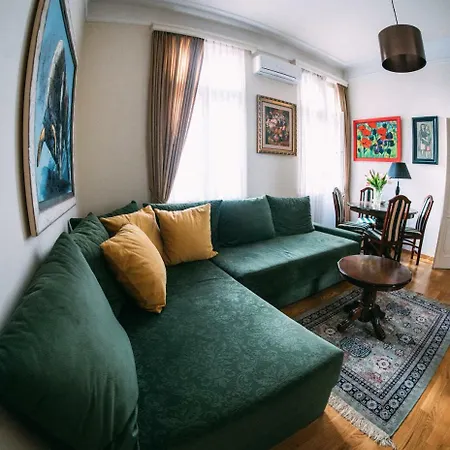 Crown With Garden View Apartment Belgrade