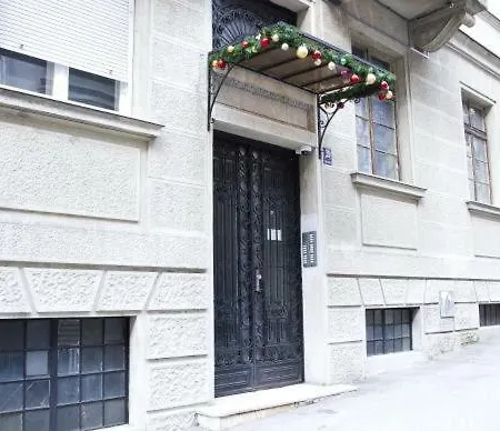 Crown With Garden View דירה *